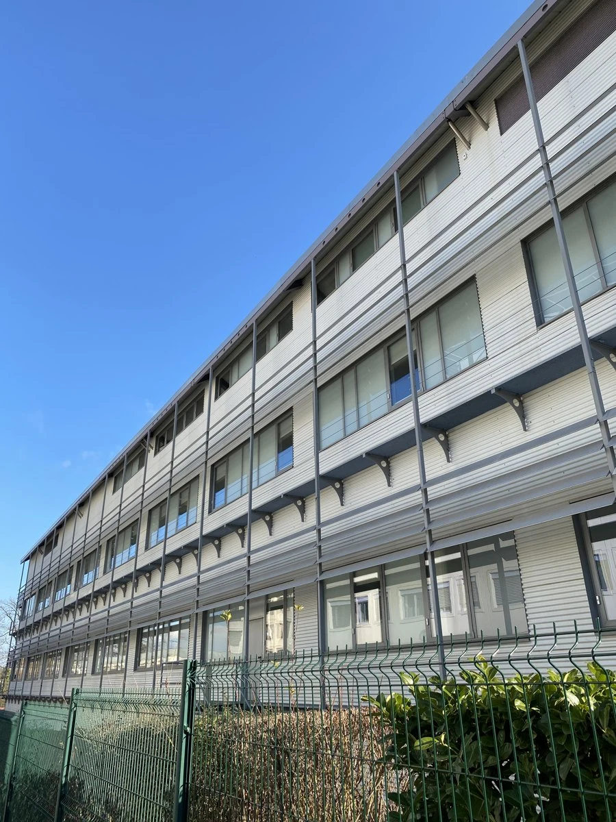 OM Pharma B7 — escalier de secours